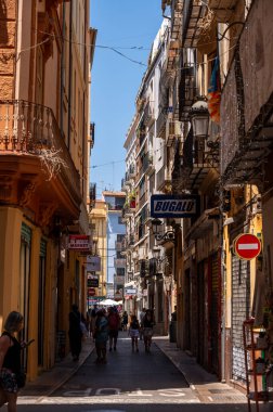 Valencia, İspanya - 25 Temmuz 2023: Valencia, İspanya 'da güzel sokaklar.