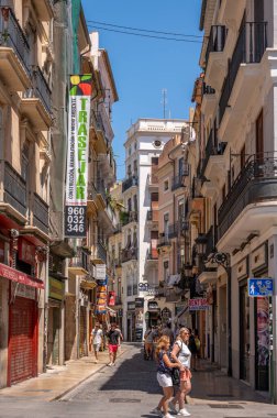 Valencia, İspanya - 25 Temmuz 2023: Valencia, İspanya 'da güzel caddeler ve binalar.
