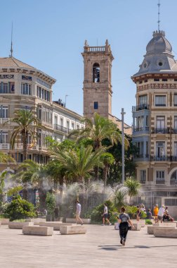 Valencia, İspanya - 25 Temmuz 2023: Güzel Plaza de la Reina, İspanya.