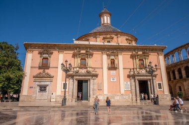 Valencia, İspanya - 25 Temmuz 2023: Rio Turia Çeşmesi Bakire Meryem 'in Meydanı, Valencia Katedrali, Çaresiz Bakire Bazilikası.