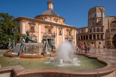 Valencia, İspanya - 25 Temmuz 2023: Rio Turia Çeşmesi Bakire Meryem 'in Meydanı, Valencia Katedrali, Çaresiz Bakire Bazilikası.