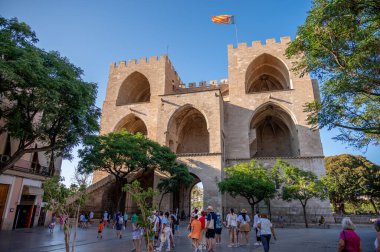 Valencia, İspanya - 25 Temmuz 2023: 14. yüzyılda yapılmış anıtsal Serrano kapısı cephesi.