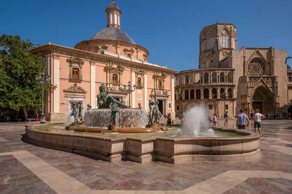 バレンシア スペイン 2023 バージンセントメアリー バレンシア大聖堂の広場にある噴水リオ トゥリア バージンのバシリカ ヘルプレス — ストック写真