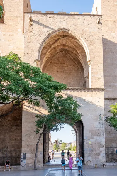 西班牙瓦伦西亚 2023年7月25日 14世纪建造的巨大塞拉诺城门的立面 — 图库照片