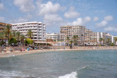 İbiza, İspanya - 26 Temmuz 2023: İbiza 'daki güzel Santa Eularia des Riu tatil köyü.