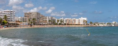 İbiza, İspanya - 26 Temmuz 2023: İbiza 'daki güzel Santa Eularia des Riu tatil köyü.