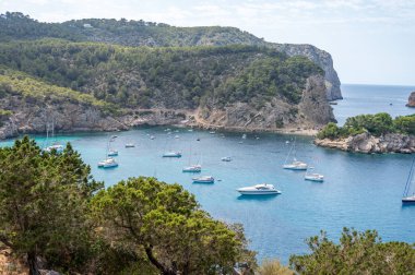 Ibiza, İspanya 'daki Port de Sant Miquel' de güzel sahneler..