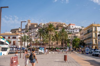 Eivissa, İspanya - 26 Temmuz 2023: Ünlü medikal ada İbiza 'da güzel Eivissa.