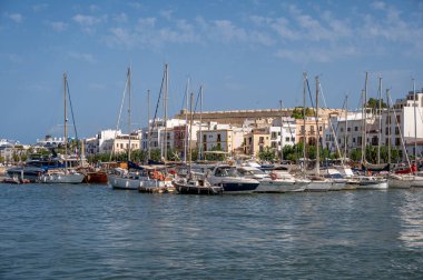 Eivissa, İspanya - 26 Temmuz 2023: Ünlü medikal ada İbiza 'da güzel Eivissa.