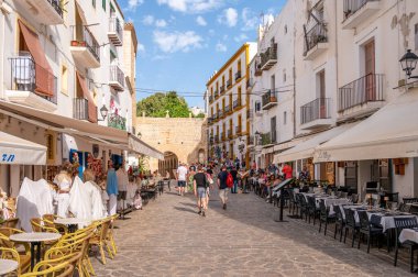 Eivissa, İspanya - 26 Temmuz 2023: Ünlü medikal ada İbiza 'da güzel Eivissa.