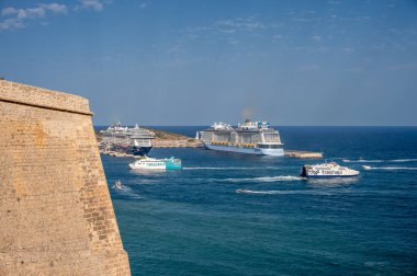 Eivissa, İspanya - 26 Temmuz 2023: Ünlü medikal ada İbiza 'da güzel Eivissa.