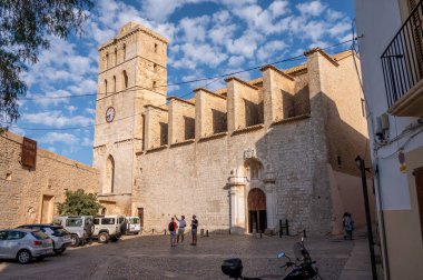 Eivissa, İspanya - 26 Temmuz 2023: Ünlü medikal ada İbiza 'daki güzel Eivissa Katedrali.