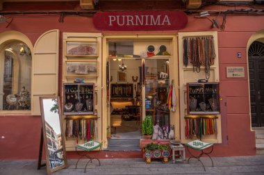 Eivissa, İspanya - 26 Temmuz 2023: Ünlü medikal ada İbiza 'da güzel Eivissa.