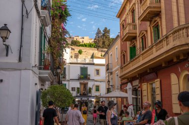 Eivissa, İspanya - 26 Temmuz 2023: Ünlü medikal ada İbiza 'da güzel Eivissa.