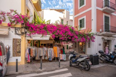 Eivissa, İspanya - 26 Temmuz 2023: Ünlü medikal ada İbiza 'da güzel Eivissa.