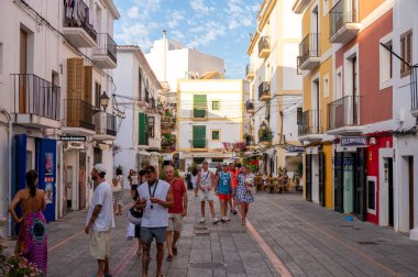 Eivissa, İspanya - 26 Temmuz 2023: Ünlü medikal ada İbiza 'da güzel Eivissa.