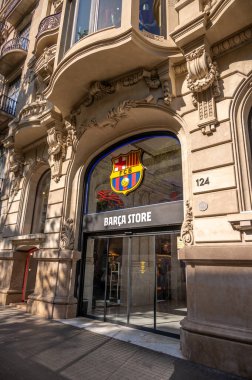 Barselona, İspanya - 27 Temmuz 2023: Barca mağazası Barselona 'daki ünlü Ramblas caddesinde.