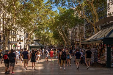 Barselona, İspanya - 27 Temmuz 2023: Barcelona 'daki ünlü Ramblas Caddesi.