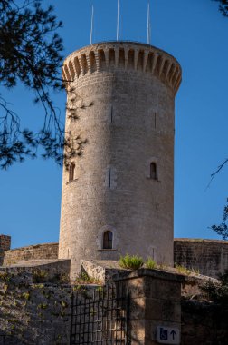 İspanya, Palma de Mallorca 'daki tarihi Bellver Kalesi manzarası.