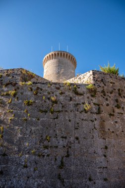 İspanya, Palma de Mallorca 'daki tarihi Bellver Kalesi manzarası.