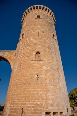 İspanya, Palma de Mallorca 'daki tarihi Bellver Kalesi manzarası.