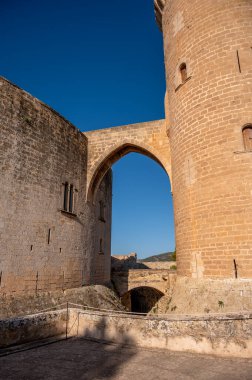 İspanya, Palma de Mallorca 'daki tarihi Bellver Kalesi manzarası.