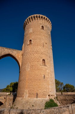İspanya, Palma de Mallorca 'daki tarihi Bellver Kalesi manzarası.