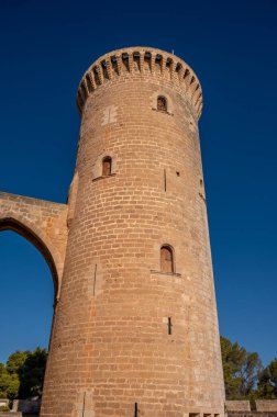 İspanya, Palma de Mallorca 'daki tarihi Bellver Kalesi manzarası.