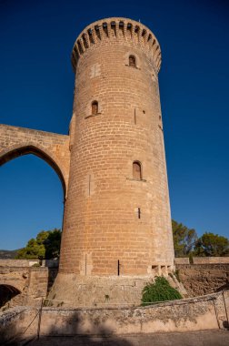 İspanya, Palma de Mallorca 'daki tarihi Bellver Kalesi manzarası.