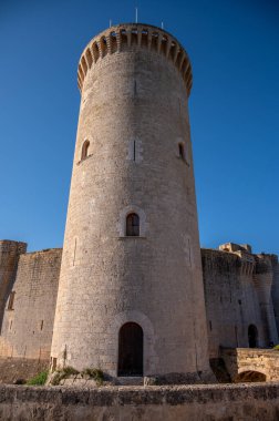 İspanya, Palma de Mallorca 'daki tarihi Bellver Kalesi manzarası.