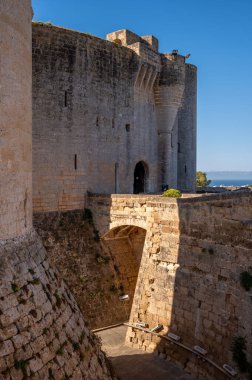 İspanya, Palma de Mallorca 'daki tarihi Bellver Kalesi manzarası.