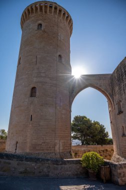 İspanya, Palma de Mallorca 'daki tarihi Bellver Kalesi manzarası.