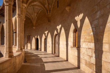 İspanya, Palma de Mallorca 'daki tarihi Bellver Kalesi manzarası.