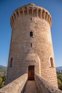 İspanya, Palma de Mallorca 'daki tarihi Bellver Kalesi manzarası.