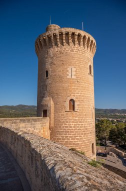 İspanya, Palma de Mallorca 'daki tarihi Bellver Kalesi manzarası.