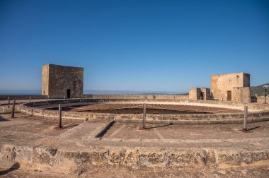 İspanya, Palma de Mallorca 'daki tarihi Bellver Kalesi manzarası.