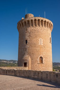 İspanya, Palma de Mallorca 'daki tarihi Bellver Kalesi manzarası.