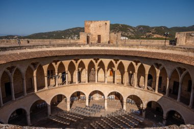 İspanya, Palma de Mallorca 'daki tarihi Bellver Kalesi manzarası.