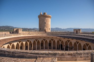 İspanya, Palma de Mallorca 'daki tarihi Bellver Kalesi manzarası.