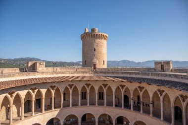 İspanya, Palma de Mallorca 'daki tarihi Bellver Kalesi manzarası.