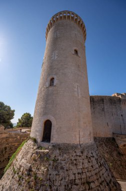 İspanya, Palma de Mallorca 'daki tarihi Bellver Kalesi manzarası.