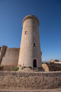 İspanya, Palma de Mallorca 'daki tarihi Bellver Kalesi manzarası.