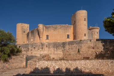 İspanya, Palma de Mallorca 'daki tarihi Bellver Kalesi manzarası.