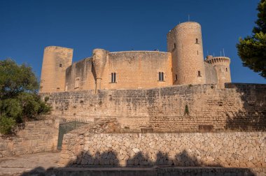 İspanya, Palma de Mallorca 'daki tarihi Bellver Kalesi manzarası.