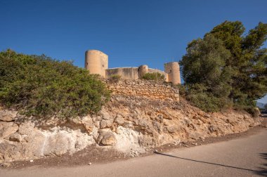 İspanya, Palma de Mallorca 'daki tarihi Bellver Kalesi manzarası.