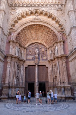 Palma de Mallorca, İspanya - 28 Temmuz 2023: Palma 'daki Santa Maria de Majorica' nın inanılmaz gotik katedrali.