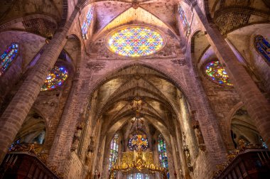Palma de Mallorca, İspanya - 28 Temmuz 2023: Palma 'daki Santa Maria de Majorica' nın inanılmaz gotik katedrali.