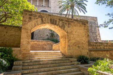 Palma de Mallorca, İspanya - 28 Temmuz 2023: Palma 'daki La Almudaina Kraliyet Sarayı.