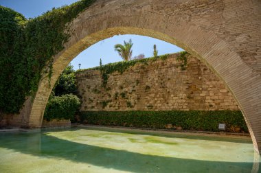 Palma de Mallorca, İspanya - 28 Temmuz 2023: Palma 'daki La Almudaina Kraliyet Sarayı.