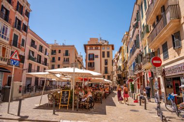 Palma de Mallorca, İspanya - 28 Temmuz 2023: Palma 'da güzel sokak manzaraları ve mimari.